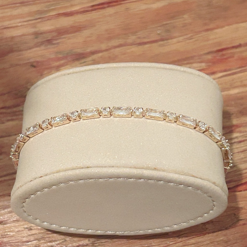 Adjustable up to 8.5 inch Elegant Gold and CZ Bracelet with Lobster Hook New